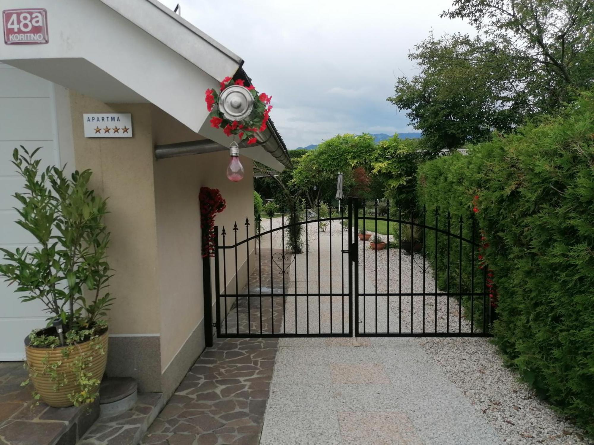 Garden Paradise Bled Apartments - Garden, Pond And Castle View Exterior photo